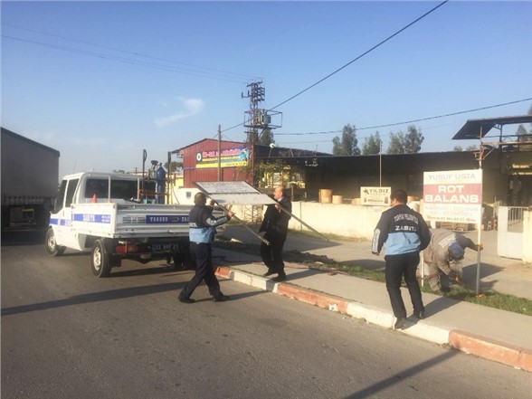 Zabıta, Kazalara Sebebiyet Verebilecek Pano ve Levhaları Kaldırdı