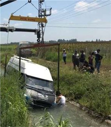 Minibüs Kanala Uçtu