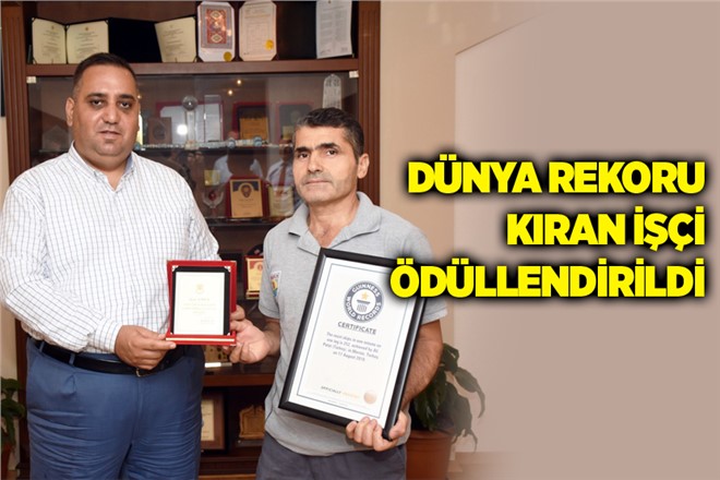 Mersin'de Dünya Rekoru Kıran Belediye İşçisi Başkan Can Tarafından Ödüllendirildi