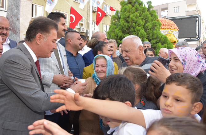 Başkan Hamit Tuna, Vatandaşlara Narenciye Suyu İkram Etti