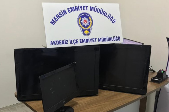 Mersin'de Gece Aile Sağlık Merkezine Girip Hırsızlık yapan Şahıslar Polise Yakalandı