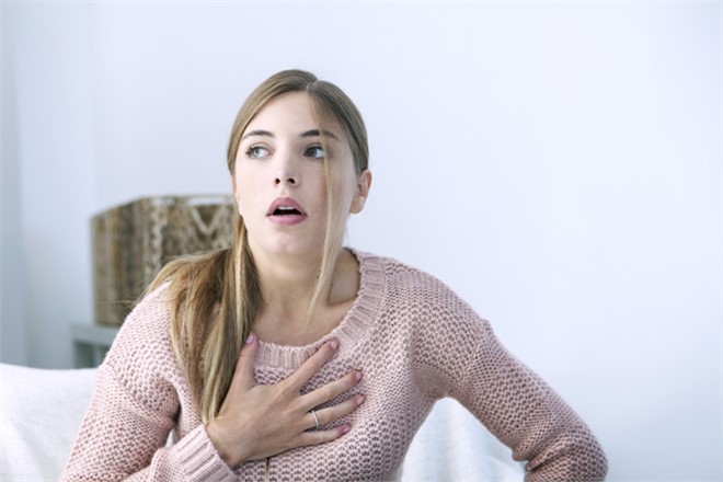 Aklımıza İlk Olarak ‘Kalp Krizi’ Geliyor, Ancak… Göğüs Ağrısının 5 Önemli Nedeni!