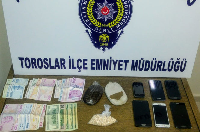 Mersin’de Polis Ekipleri Tarafından Uyuşturucu Hap, Esrar ve Dolar Ele Geçirildi