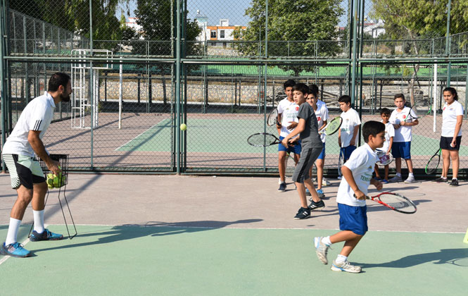 Mersin Toroslar Belediyesi, Yaz Okulları Kapsamında Tenis Kursları da Veriyor