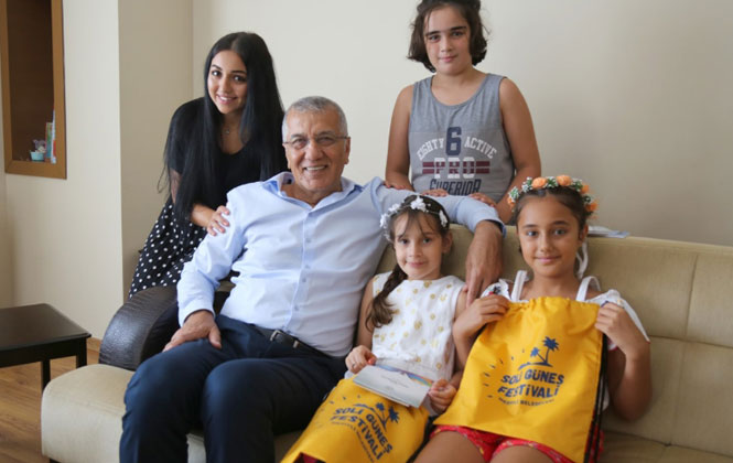 Mezitli Belediye Başkanı Tarhan Etkinliklerde Tanıştığı Minik Nazlı’nın Davetini Kırmadı