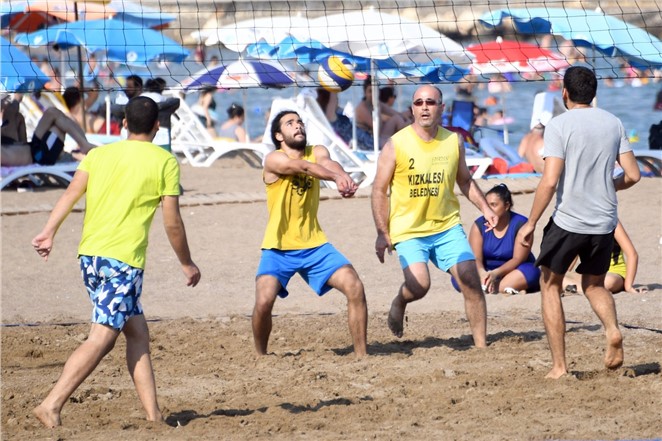Mersin'de Plajlar "voleybol Turnuvası" İle Şenlendi
