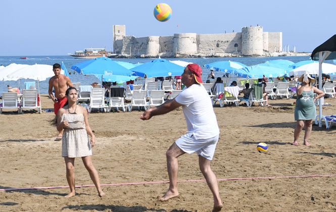 Mersin'de Plajlar "Voleybol Turnuvası" İle Şenlendi! Voleybol Turnuvası Plajlara Renk Kattı