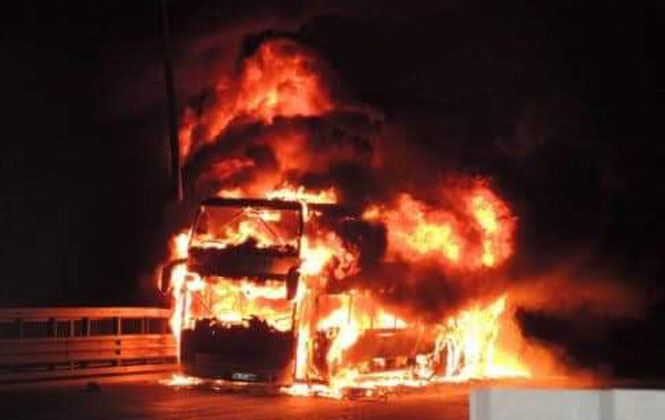 Gece Saatlerinde Tarsus - Pozantı TEM Otoyolunda Otobüs Yangını Meydana Geldi