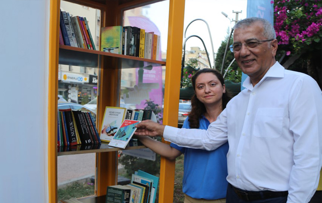 Mersin Mezitli'de Kütüphane Sokağa İndi