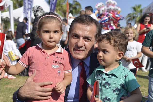 Başkan Abdullah Özyiğit, Cumhuriyet Bayramı'nda Çocuklarla Bir Araya Geldi