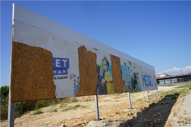 Mezitli Belediyesi’nin Billboardlarına Çirkin Saldırı