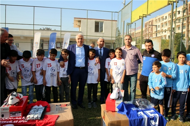 Akdeniz Belediye Başkanı Mustafa Gültak, Amatör Spor Kulüplerine Malzeme Desteğinde Bulundu