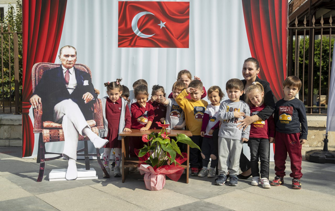 Mersin'de Çocuklar, Atatürk İle Hatıra Fotoğrafı Çektirdi