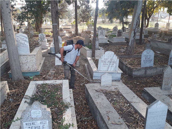 Büyükşehir Ekipleri, Tarsus’ta Bağlı Mahallelerin Mezarlıklarını Temizliyor