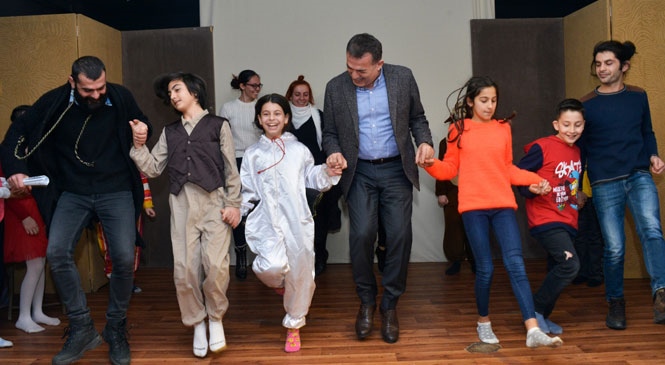Yenişehir Belediye Başkanı Abdullah Özyiğit, Minik Tiyatrocularla Horon Oynadı
