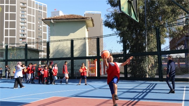 Akdeniz’de Tenis ve Basketbol Kurslarına Yoğun İlgi