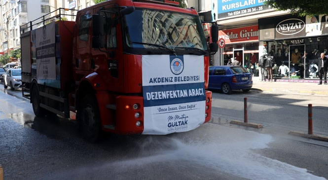 Mersin Akdeniz İlçesinde Belediye Tarafından Cadde ve Sokaklar Koronavirüse Karşı Dezenfekte Ediliyor