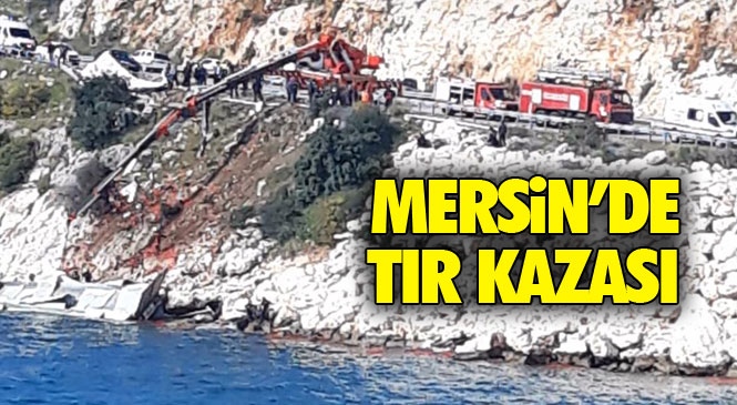 Mersin'de TIR Kazası! Mersin Silifke D400 Karayolu Atakent Mahallesinde Domates Yüklü TIR Bariyerlere Çarpıp Denize Uçtu:1 Ölü