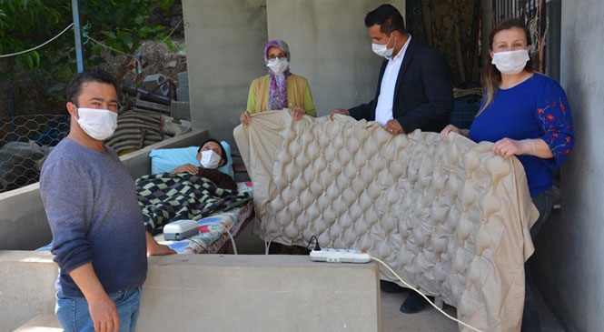 Mersin'de Gülnar Belediyesi Tarafından Engelliler Haftasında Engelli Vatandaşa Hasta Yatağı Hediye Edildi