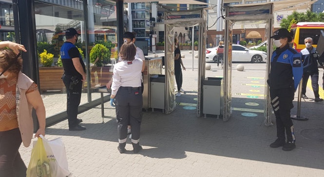 Mersin’deki Alışveriş Merkezlerinde Polis Tarafından Bilgilendirme Yapıldı
