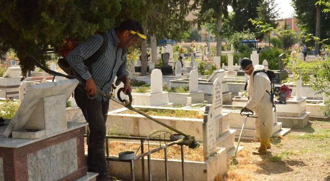 Büyükşehir Belediyesi’nden Bayram Öncesi Mezarlıklarda Bakım Çalışması