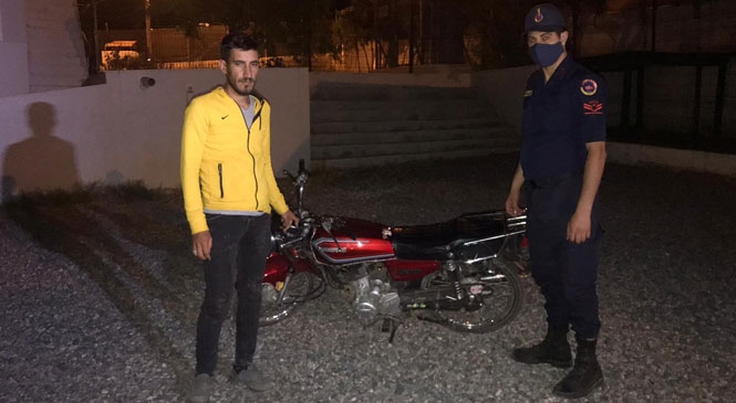 Mersin Silifke'de Evin Önünden Çalınan Motosiklet, Jandarma Tarafından Sahibine Teslim Edildi