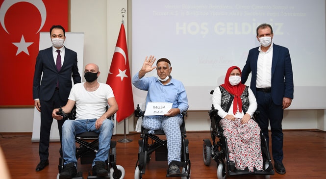 50 Engelli Yurttaş, Mersin Büyükşehir Belediyesi ve Çimsa İşbirliği İle Akülü Tekerlekli Sandalyelerine Kavuştu