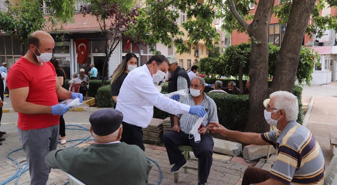 Başkan Ünüvar, Esnafları Ziyaret Edip Maske Dağıttı