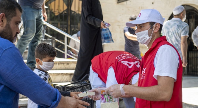 Mersin'de Cuma Namazı Çıkışı Vatandaşlara Sabun Paketi Dağıtıldı