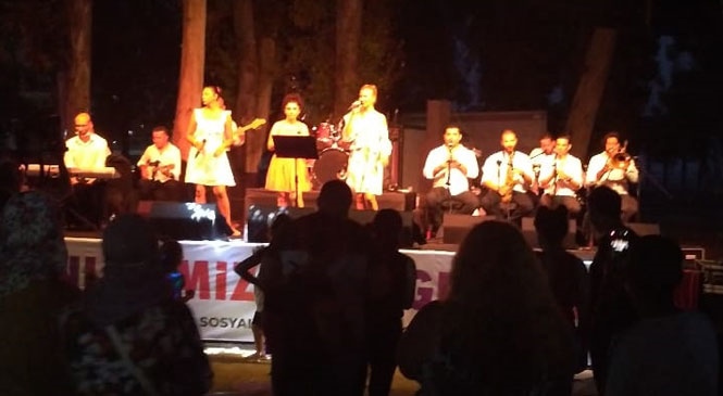 Mersin'de Kentin Farklı Noktalarından Ezgiler Yükseliyor! Mersinliler Yakamoz Eşliğinde Konser Dinledi