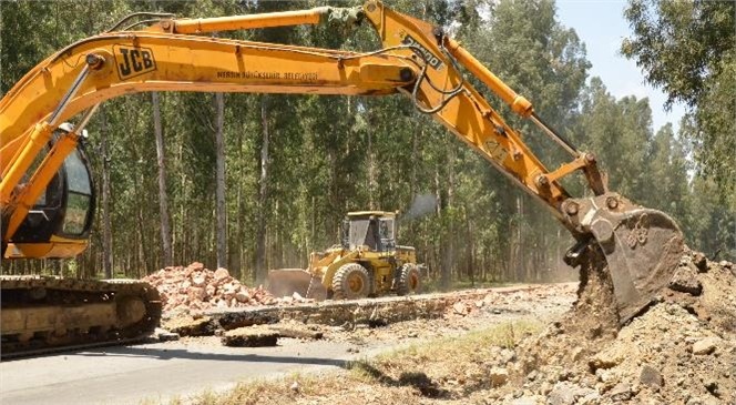 Mersin Tarsus’ta Karabucak Ormanı İçindeki Bataklık Alandan Geçen Yolun Zemini Kayalarla Güçlendiriliyor