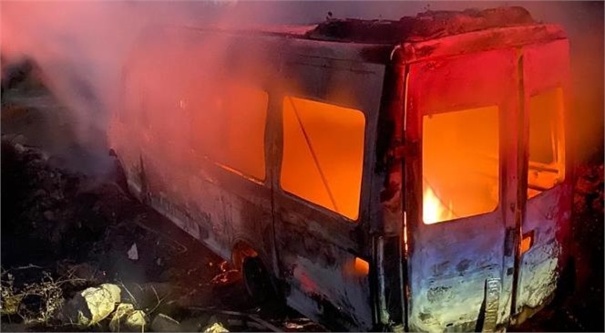 Mersin’in Tarsus İlçesinde Kırsalda Yer Alan Belen Mahalle Yolunda İşçi Servis Minibüsü Yandı