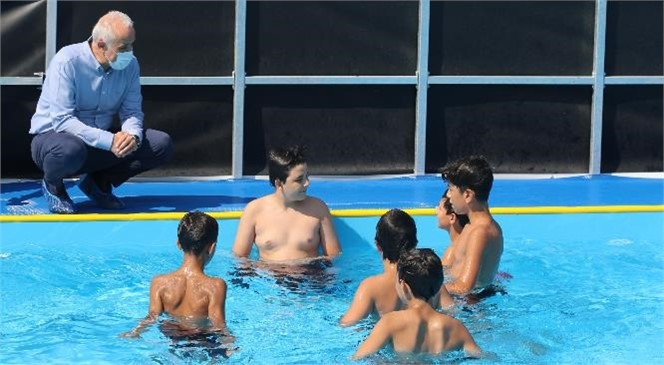 Akdeniz Belediye Başkanı Gültak, Yüzme Havuzundaki Çocukları Ziyaret Etti