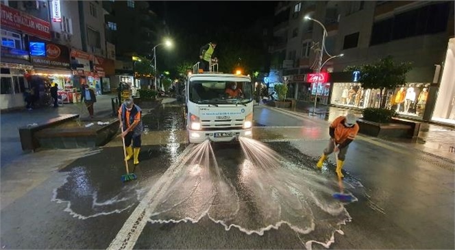 Büyükşehir’den Tarsus Kent Merkezinde Temizlik Çalışması! Caddeler ve Kaldırımlar Büyükşehir Ekipleri Tarafından Dezenfekte Ediliyor