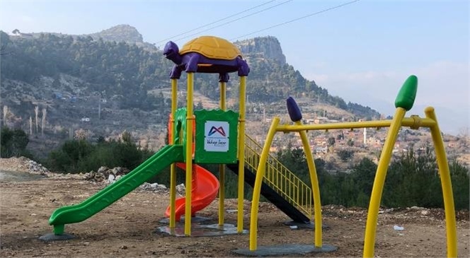Büyükşehir’den Çamlıyayla’da 3 Mahalleye Çocuk Oyun Parkı