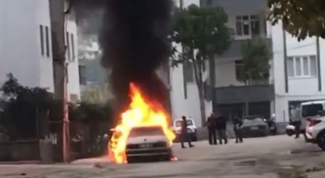 Mersin Silifke Gazi Mahallesinde Park Halindeki Otomobilde Yangın Çıktı