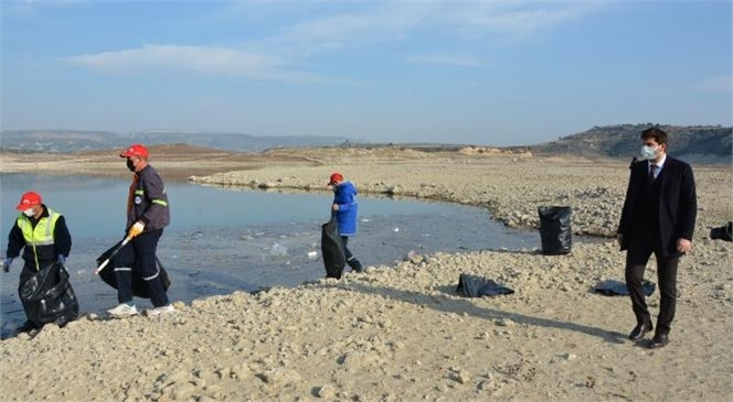 Araç Lastikleri Bile Çıktı! Kuraklık Nedeniyle Su Seviyesi Düşen Berdan Barajı’nda Kapsamlı Temizlik