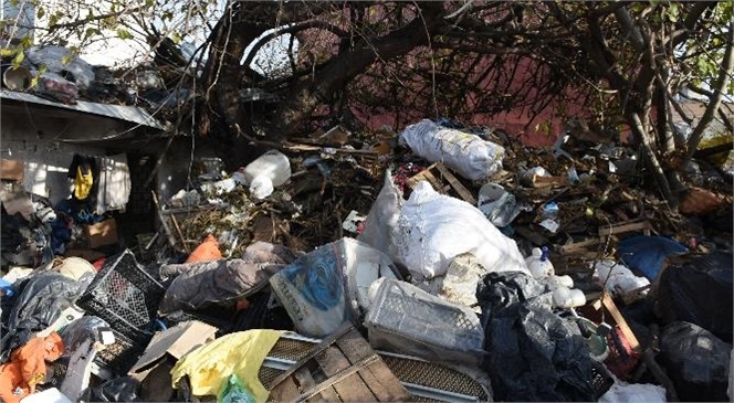 Mersin Tarsus’ta Çöp Ev ve İçinde Bulunduğu Arsadan 10 Kamyon Evsel Atık ve Hurda Malzeme Çıkartıldı