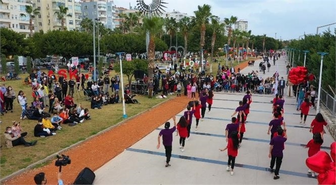 Büyükşehir’in Temizlik Görevlileri Birden Dans Etmeye Başladı! Sevdikleriyle Vakit Geçiren Mersinliler Büyükşehir’in Süpriziyle Karşılaştı