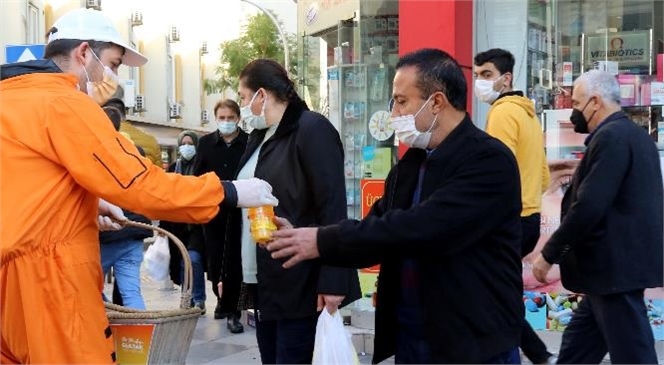 Sağlıklı Bir Akdeniz İçin "Turuncu Hareket"! Kentin Caddelerinde Vatandaşlara ve Esnafa Taze Sıkılmış Portakal Suyu İkram Edildi