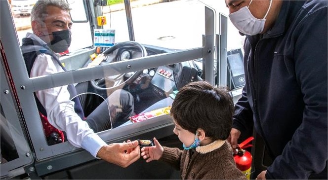 Mersin Büyükşehir’in Otobüs Şoförü Onursal Oksal’ın Davranışları Yolcularını Şaşırtıyor