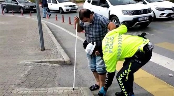 Polis Memurunun Engelli Vatandaşa Yardımı Yüzlerde Tebessüm Oluşturdu