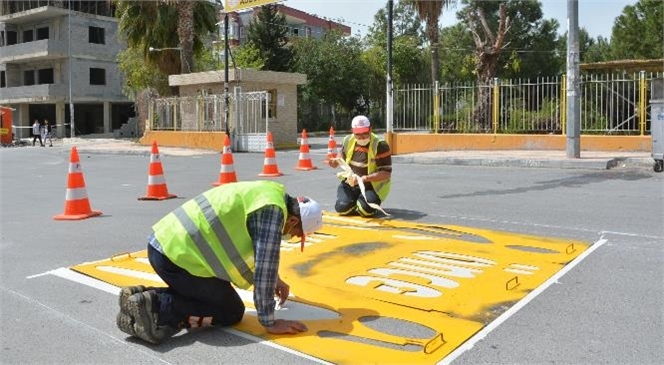 Mersin Büyükşehir Belediyesi, Yaya Güvenliği ve Trafik Akışının Sağlıklı Şekilde İlerlemesi Açısından Yol Çizgilerini Çizmeyi de Sürdürüyor.