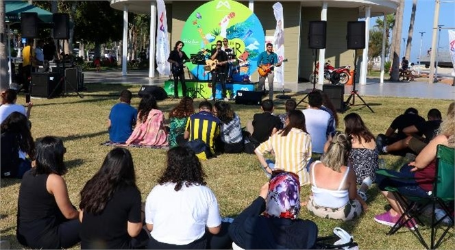 Mersin'de Gençler Bakkal’dan İçeceklerini Alıp Konsere Koştu