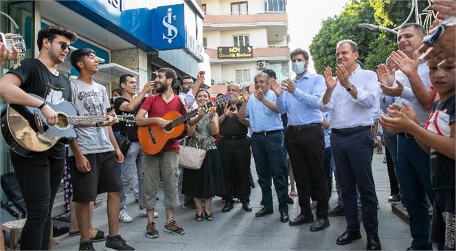 Başkan Seçer, Tarsus’ta Vatandaşlarla Buluşup Bayramlarını Kutladı