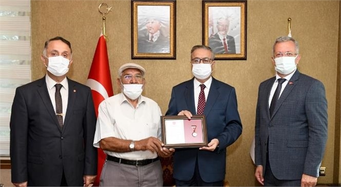 Mersin Valisi Ali İhsan Su Halil Uslu’ya Altın Madalya ve Berat Belgesi Takdim Etti
