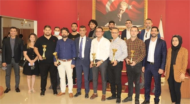 Mersin Barosu Spor Komisyonu Tarafından Düzenlenen Turnuvalarıda Birinci, İkinci ve Üçüncü Olan Avukatlara Kupaları Düzenlenen Törenle Takdim Edildi
