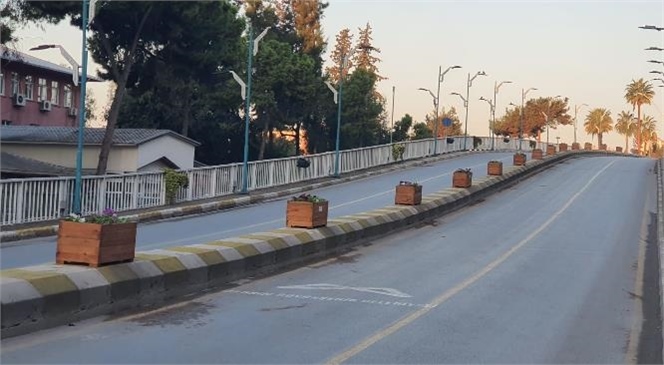 Büyükşehir, Tarsus’ta Çiçeklendirme ve Yeşillendirme Çalışmalarını Sürdürüyor