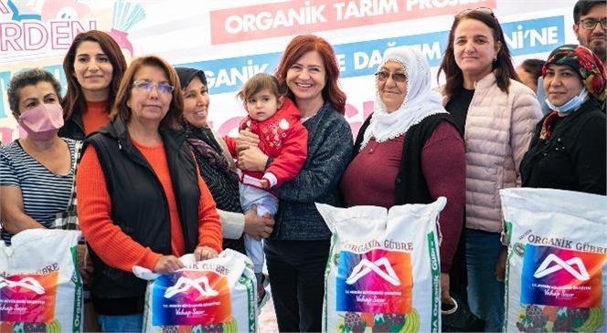 Mersin Büyükşehir Belediyesi Tarihinde Bir İlk Olarak Başlatılan "Organik Tarım Projesi" Kapsamında Eğitimlerini Tamamlayan 100 Üreticiye Toplam 25 Bin Kilogram Organik Gübre Dağıtıldı