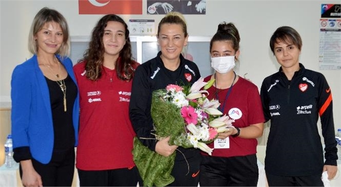 Türkiye A Milli Kadın Futbol Takımı, İsrail İle Karşılaşması Öncesinde Antrenmanlarını Büyükşehir Belediyesi Macit Özcan Spor Kompleksi’nde Yaptı
